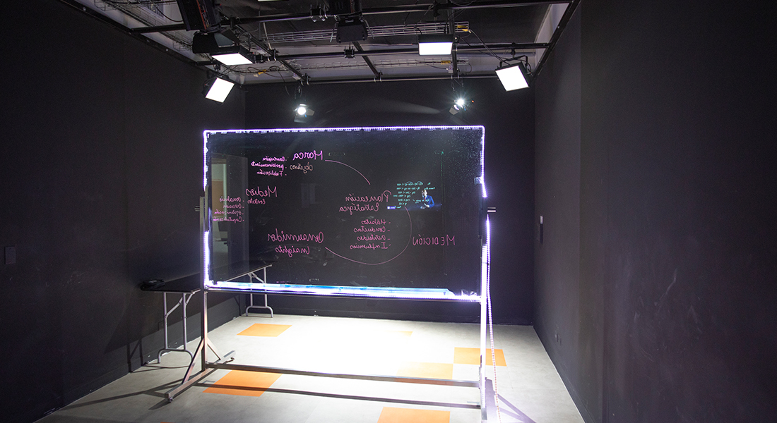 USIL Digital Learning Factory: Sala Lightboard