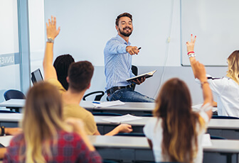 Campo laboral: Desempeña la docencia.