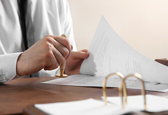 Campo laboral: Desempeño en los campos notarial y registral.