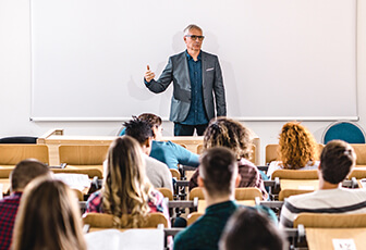 Campo laboral: Docencia universitaria.