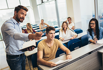 Campo laboral: Desempeña la docencia con maestría pedagógica.