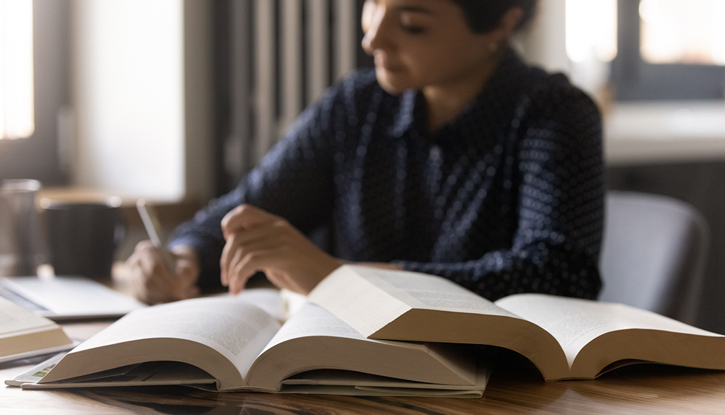 llevar consigo el fotocheck de visitante