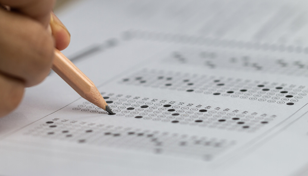 Haber alcanzado un promedio mayor o igual a 17 en el curso a asesorar