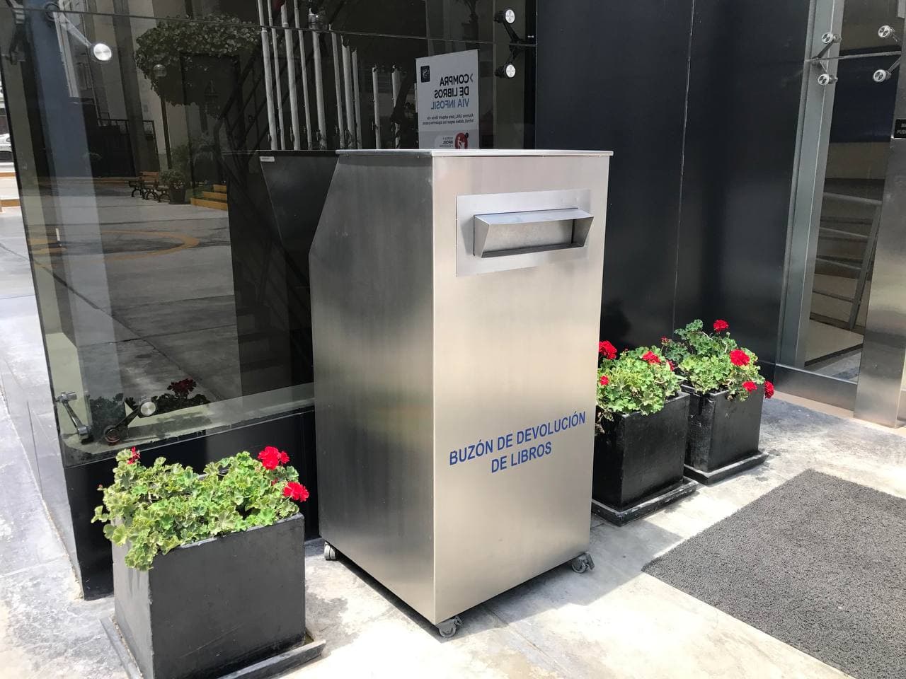 Devuelve los materiales a tiempo